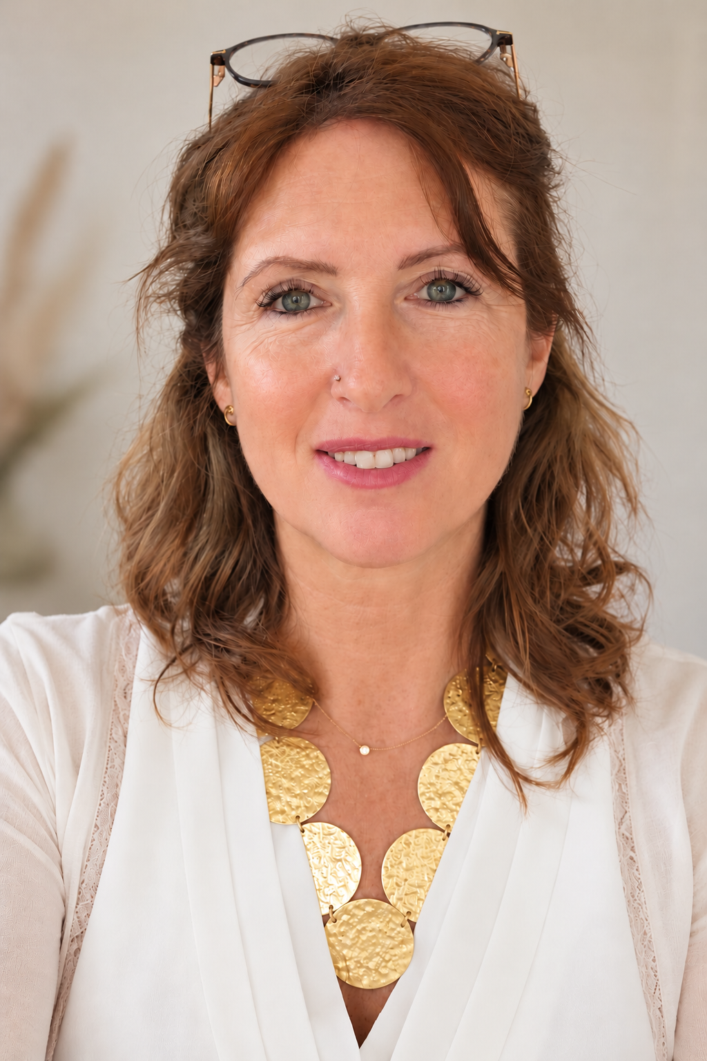 Portrait naturel avec collier doré